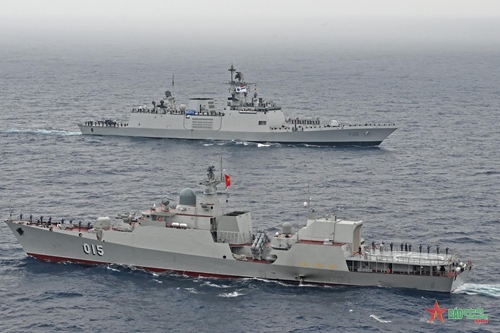 Tàu 015-Trần Hưng Đạo diễn tập với tàu hải quân Ấn Độ và các nước ASEAN